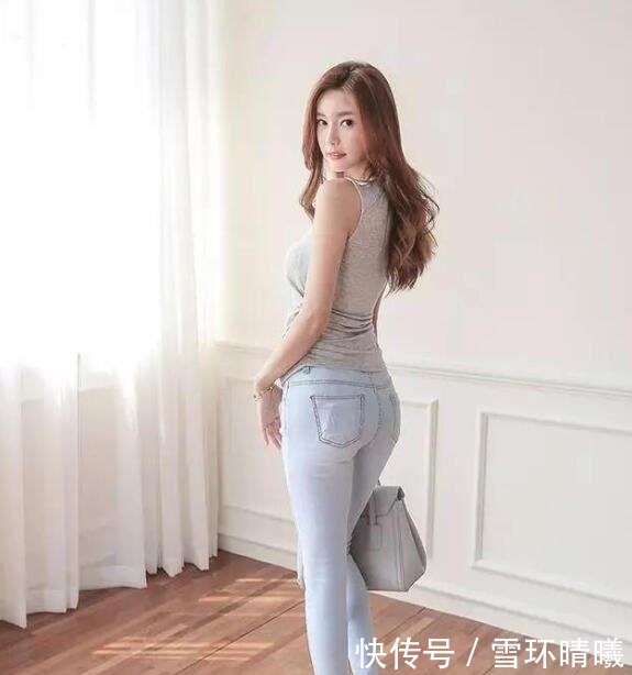 气质:美女街拍:打扮时尚的小姐姐,显露出了性感的身材,还很有气质!