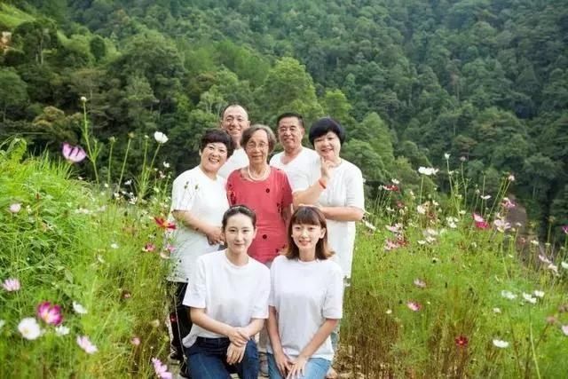  老桥@52岁的他为健康养老，跑大山里盖木屋，过上让人艳羡的生活