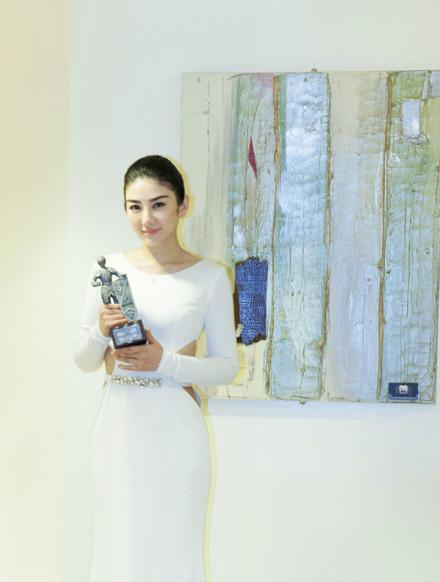 40岁黄奕厉害了！仅剪了个空气刘海显小20岁，网友：我又恋爱