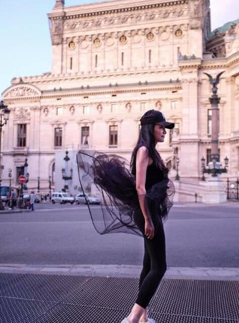 “小包总”的最爱现身机场，原来喜欢这样的，网友：素颜美呆了！