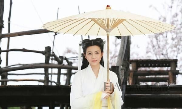 「高难度」古装剧的撑伞美人，杨紫甜美可爱，刘亦菲高难度，而她最为经典