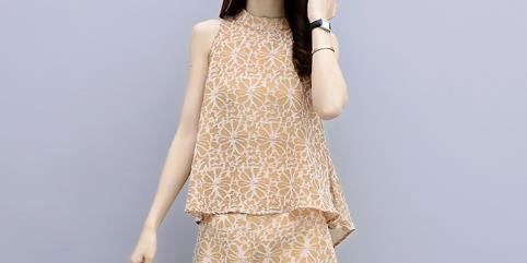 1米55女士高跟鞋扔了，刚出炉“短裤套装”，穿平底鞋显高白嫩