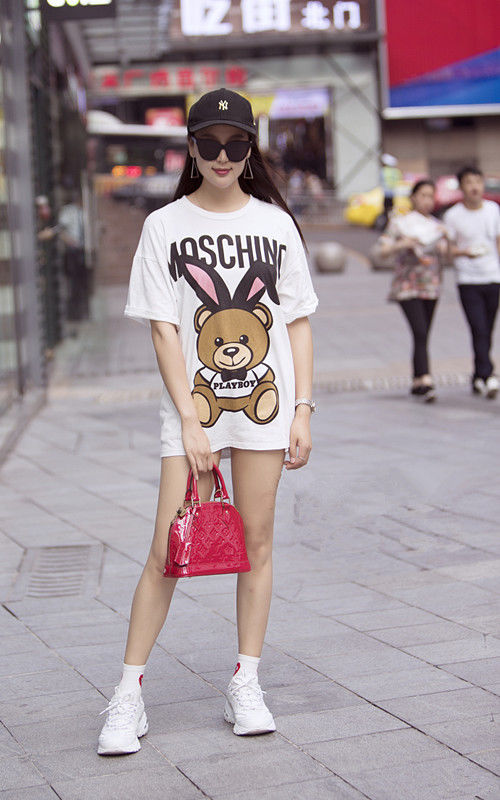 路人街拍:温文尔雅的你不需雍容华贵的服饰，素衣照样衬托你的美