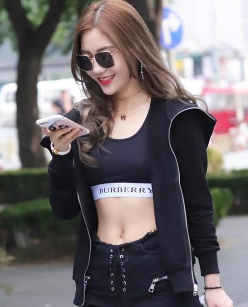  #美女#养眼女神街拍：月貌花容的美女，一件灰色上衣配黑色打底裤，时尚清新气质