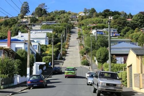 步行350米相当于爬25楼的“最陡峭街道”，坡度高达38度！