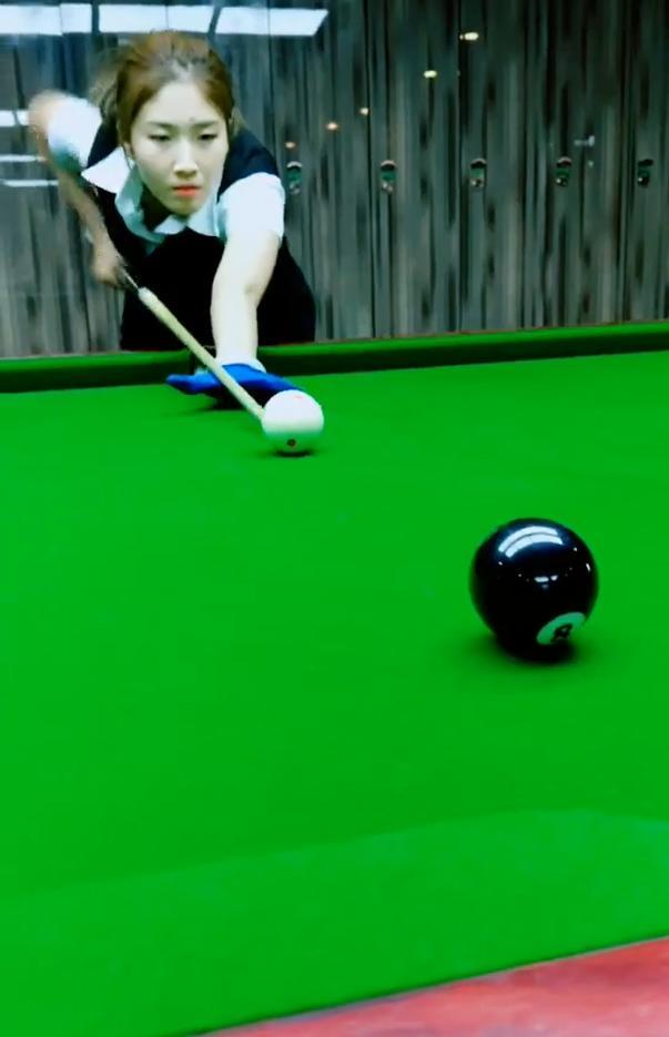 台球美女穿搭黑丝袜、高跟鞋，有没有“摩登女郎”的范?