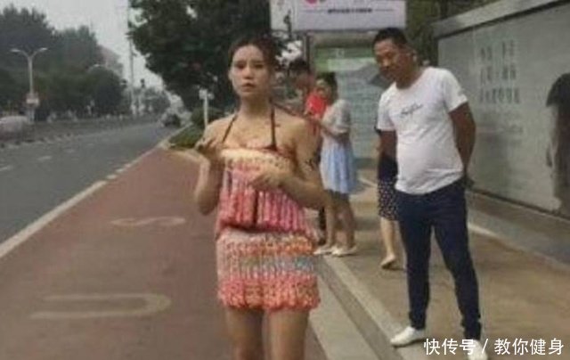 天气有这么热吗！这位女子拿冰棍来这么做，旁人看的都入迷了