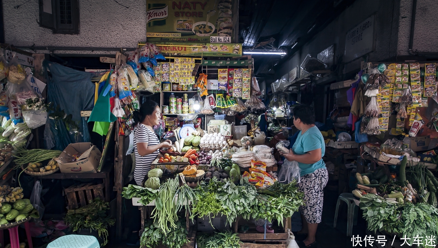 中国游客到菲律宾先逛菜市场，竟然发现还有光碟店