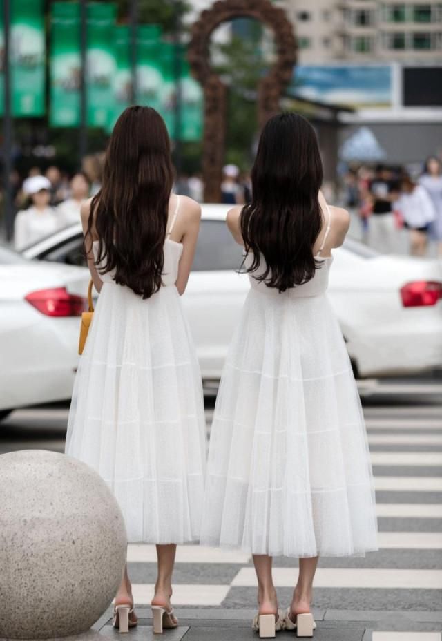 【简直】这是要参加什么聚会? 穿白色吊带裙, 简直仙气十足吧?