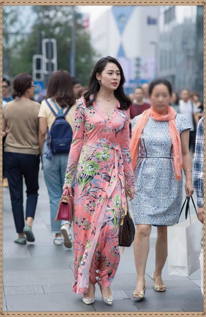  村花|这才是标准的村花吧？穿得花里胡哨的，一点也没有韵味美