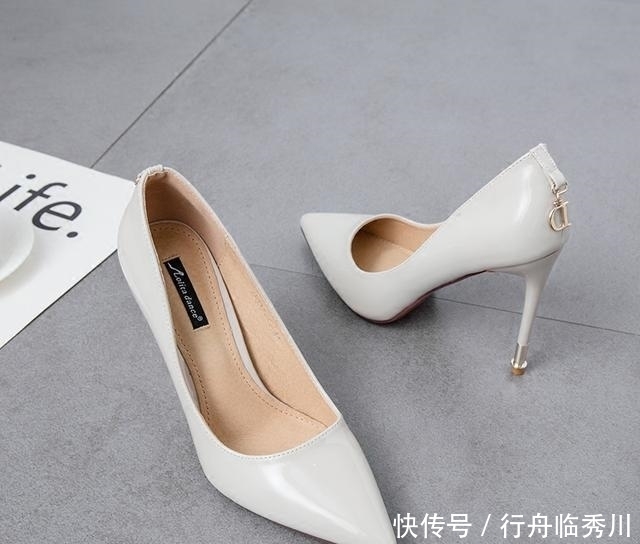 女人|穿尖头细高跟鞋的女人是最有气质,穿出女人的高贵优雅与柔情似水