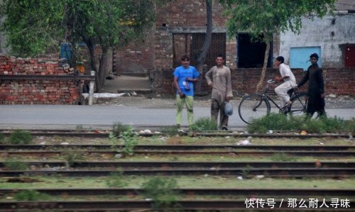  「待遇」巴基斯坦火车站，中国人这待遇，老外很眼红，甚至巴国