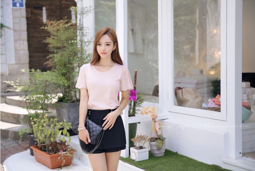 魅影-孙允珠的短裙大长腿, 俏丽若三春之桃, 清素若九秋之菊