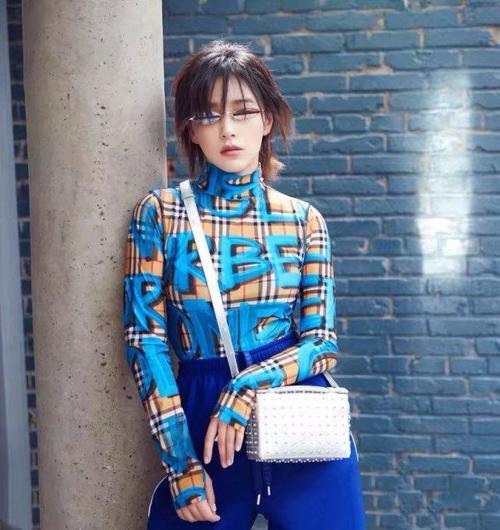 张雪迎撞衫阿姨级阚清子，输得一败涂地，网友：只怪你没女人味！