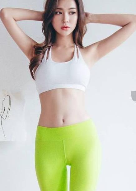 身形优美的打底裤美女，成熟有气质，回头率十足！