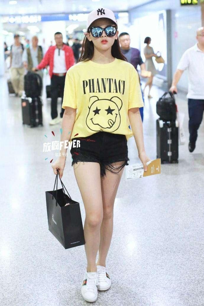 没有大长腿就别穿”狗啃式“短裤,杨超越成短腿,紫宁惨变五五分