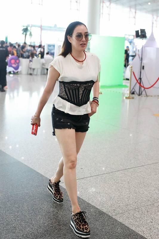 钟丽缇穿短裤配腰封来显瘦，不想还是很壮实，网友：尴尬了！