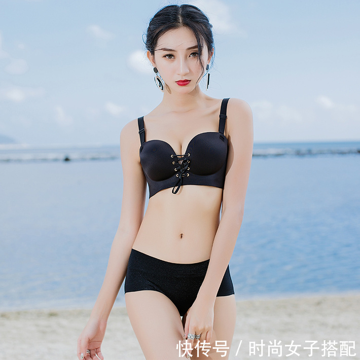 身材娇小的软妹子也能穿比基尼，修身的剪裁更显清纯可爱气质