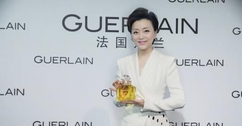  ＂promot_title＂:＂{\＂i0\＂: \＂街拍：不单单是摄影师的功劳吧？\＂51岁“国宝主持人”杨澜亮相，背头配皮衣气场强，气质同龄人少见