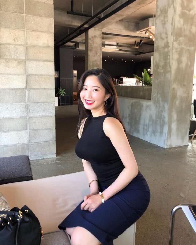冷色系|微胖美女的独特魅力:散出“不简单”的韵味