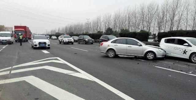  「车道」驾车开高速或快速路，选择哪条车道行驶更安全？很多新手不清楚