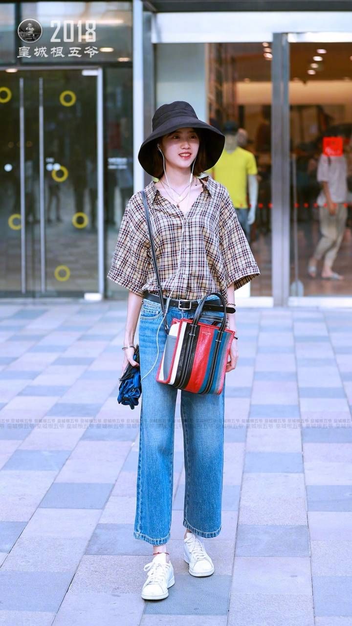 街拍:炎热的夏季里，爱美的姑娘可以选的衣服有很多