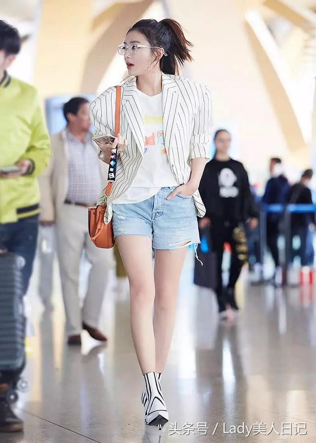 37岁秦岚穿牛仔热裤露大长腿，完全不输18岁小仙女，气质秒杀