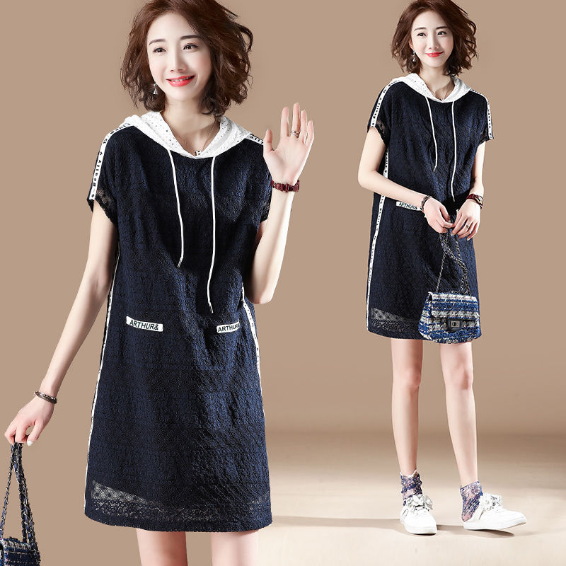 蕾丝花边的裙子更显女性魅力，就算是宝妈穿着也会很优雅