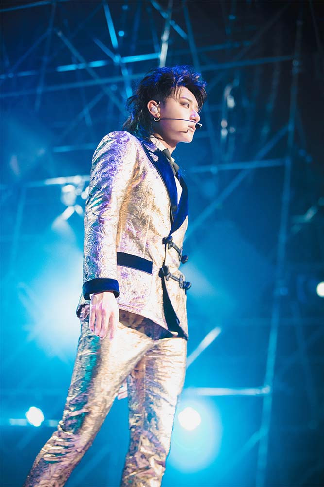 黄子韬武汉演唱会时尚感MAX 全球首穿展多重魅力