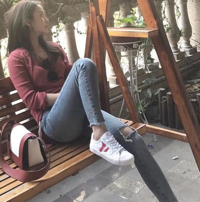 牛仔裤塑造修身显瘦的身材，显得时尚装扮更加靓丽