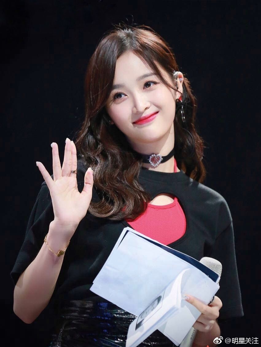 吴宣仪这口红色号有谁知道?显得皮肤好白 修长美腿都没它抢镜