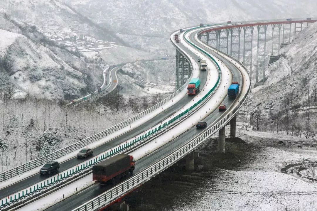 四川这座小城，叫板稻城亚丁，不输江南，藏着亚洲第一云海，高铁