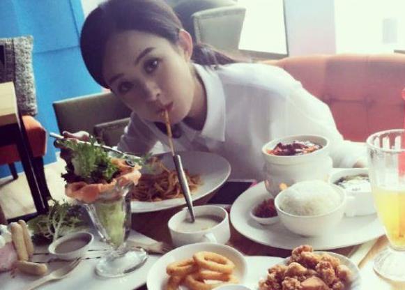 热巴吃穷道具组被告到老板那，杨幂淡定回复，网友却不淡定了