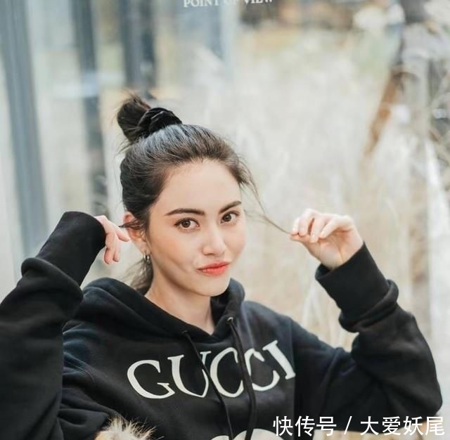 『功不可没』泰国影后Mai太会穿了,穿老气皮毛外套竟像少女,匡威鞋功不可没