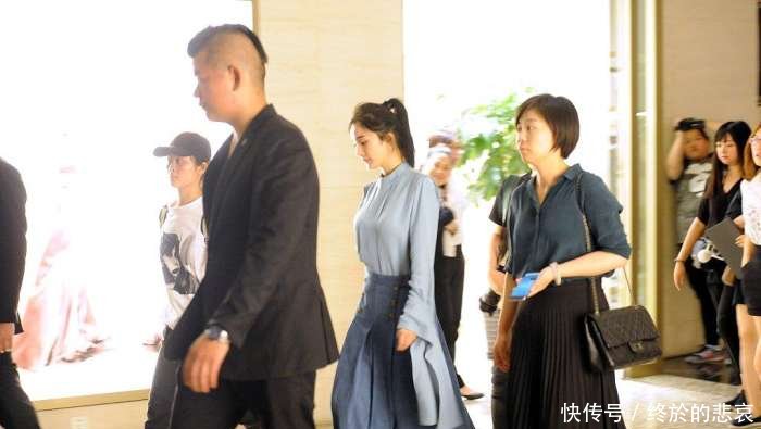 杨幂现身酒店街拍, 穿中裙秀上围吸晴, 网友: 这次穿的很是大幂幂