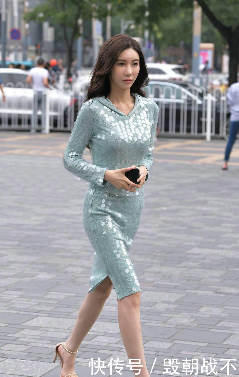 『美女』会反光的亮片连衣裙搭配高跟凉鞋,让美女成为街头最耀眼的明星