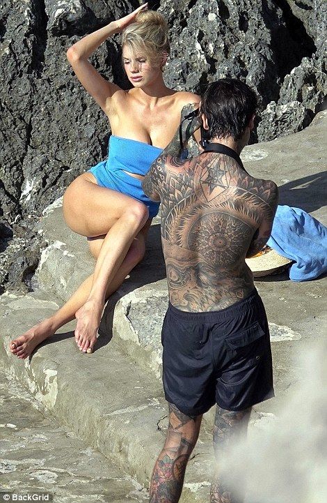 90后嫩模与男友意大利出海 傲人“胸”器美腿 放性感大招