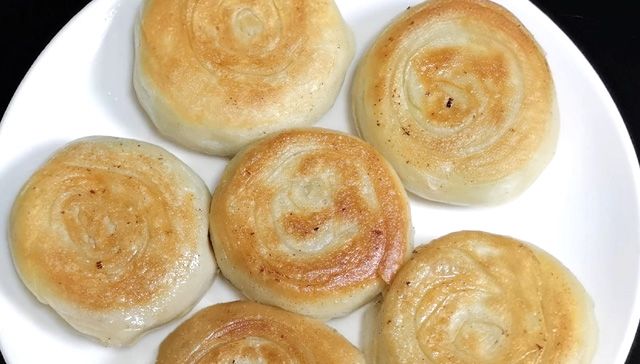  「用手揉成」肉饼这样做最好吃，调馅、和面有秘诀，一抻一拉酥脆多层，太香了