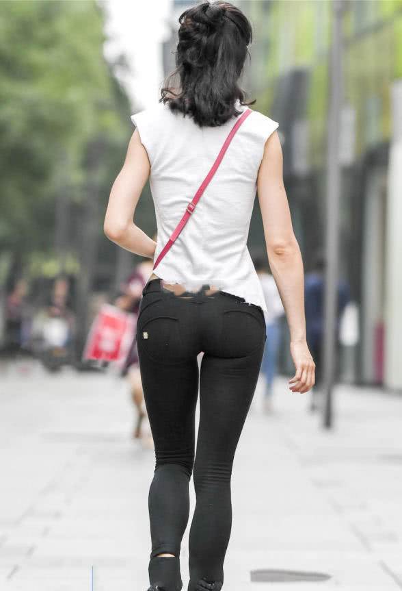 气质小姐姐黑色紧身裤裹出了丰满的臀线,波涛汹涌的上围吸足了眼