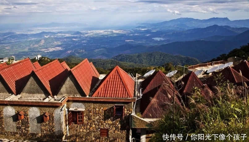 越南边境大街上，为何大捆人民币随意摆在街头？这么做有什么意义