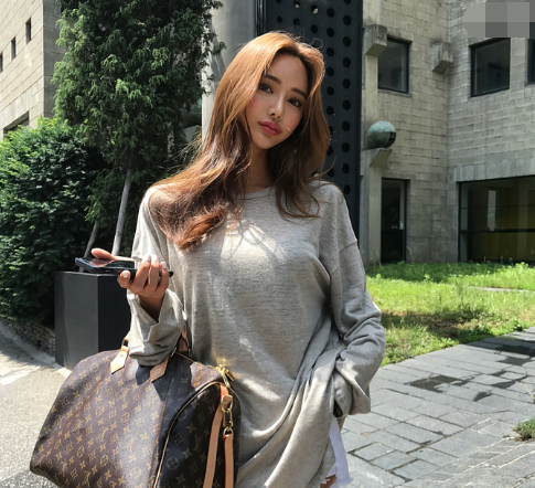 街拍：穿着简约又舒适迷人的小蛮腰姐姐，光鲜靓丽清丽动人十分吸