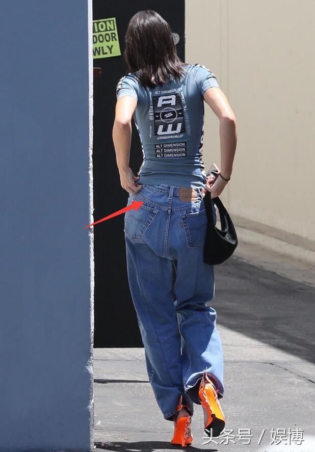 肯达尔詹娜穿上紧下松风格，真空上阵细腰抢眼，超燃鞋子气场全开