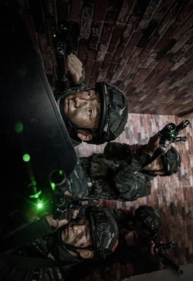  「武警」实兵演练来袭！看武警特战队员一招制敌