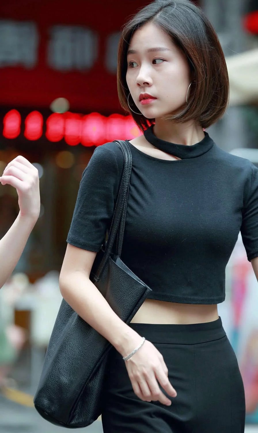 俏皮小姐姐黑色背心勾勒丰腴线条，回眸一笑百媚生的感觉好好看