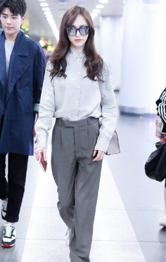 唐嫣气色真好!不过瘦得裤子快撑不起了,还是多吃点饭吧