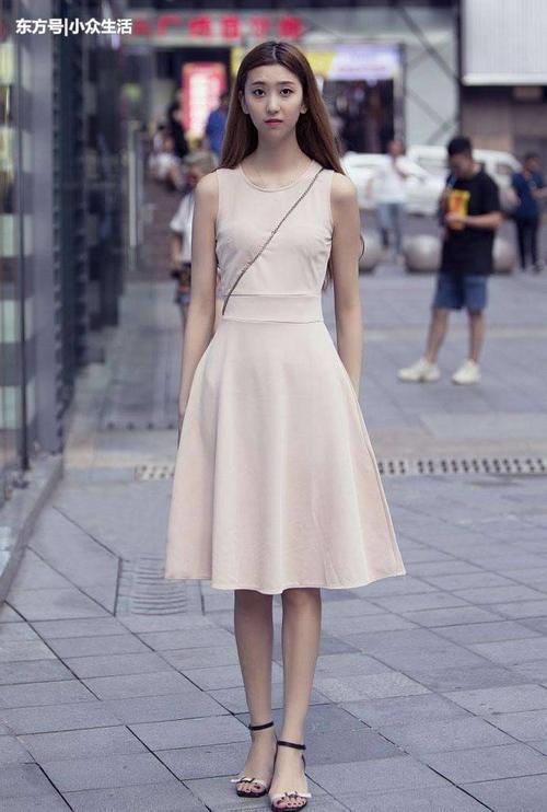 素人街拍: 小姐姐这条淡裸色的长裙,虽然简单,但是大方又优雅