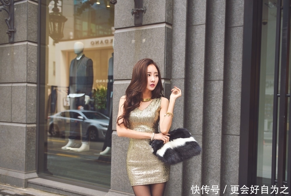  「美女」美女街拍：金色吊带连衣裙搭配黑色丝袜，小姐姐高贵气质一显无遗