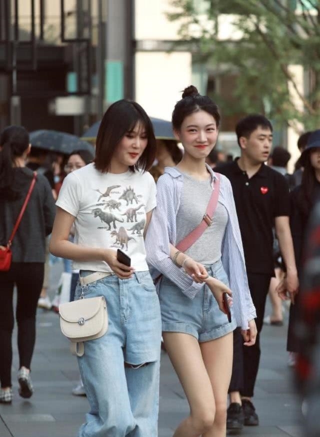  『很好』牛仔裤能够衬托出很好的身材，清新的风格让你格外的亮眼