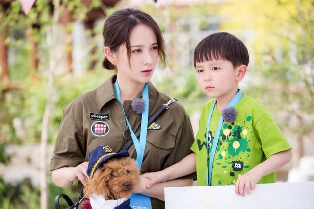 亲子装还能这么穿？邓莎大麟子私服穿搭大玩撞色，时髦又耐看