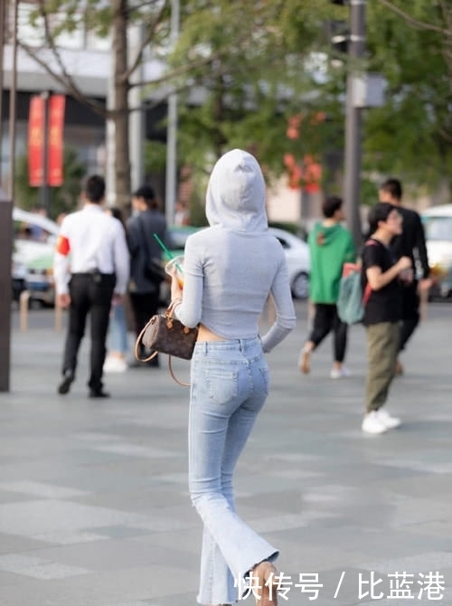『偶遇』街拍:成都街头偶遇的美女,这牛仔裤也太好看了吧!被种草了!